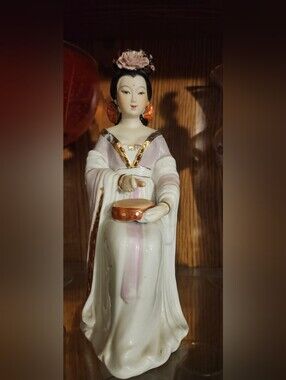 Porcelain Geisha Figurine in White and Pink with Gold Accents - Unbranded
